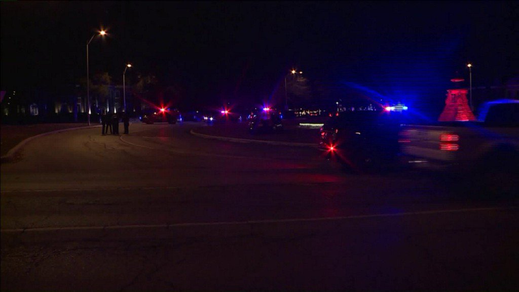 Police looking for suspect after 1 person shot inside vehicle on Ward Parkway    
