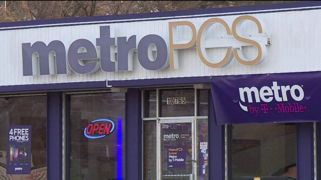 Armed men fire shots at Metro PCS store in Ferguson    