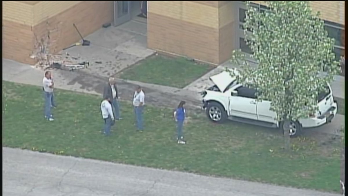 2 injured after vehicle crashes into Summit Pointe Elementary School in Kansas City