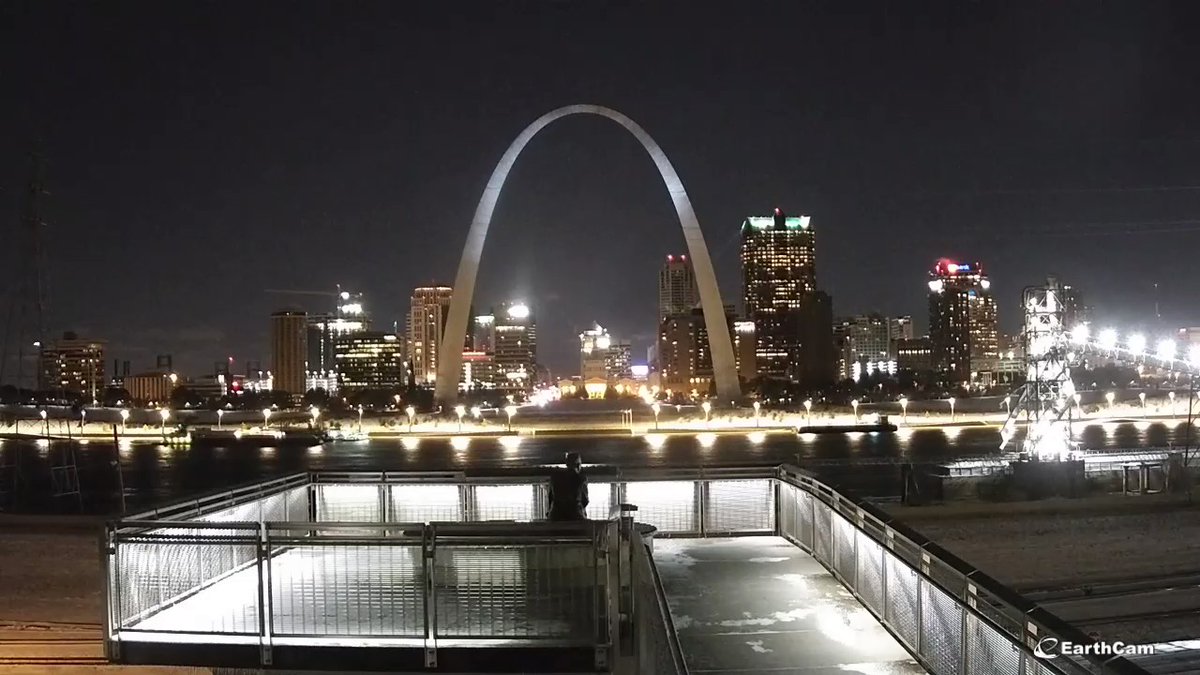 Object believed to be a meteor lights up the sky of St. Louis, Missouri, followed by a loud boom