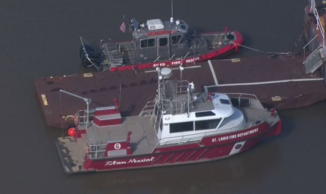 Towboat worker to the rescue, pulls man from icy Mississippi River
