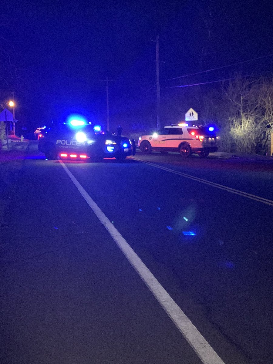 Police: an attempted carjacking and shooting near the border of Creve Coeur and Ladue. The victim is a newspaper delivery driver. At least two people tried to steal his car when he was at a stoplight. A bullet grazed victim's back. Minor injury. Police have now cleared scene