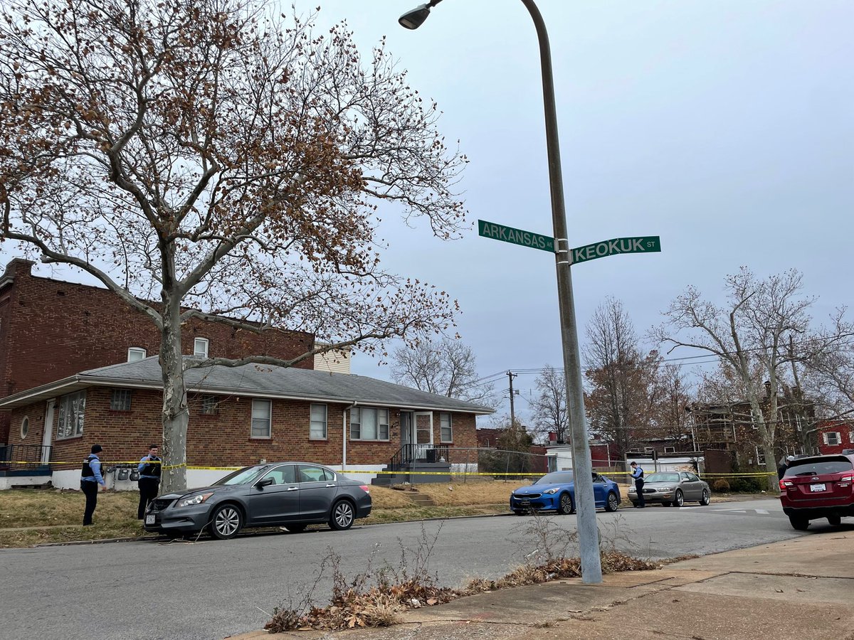 Man shot in the leg on Arkansas and Keokuk in a possible home invasion.   This is in the Dutchtown neighborhood in South St. Louis city.   @SLMPD are investigating. They do say a suspect is in custody